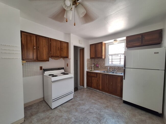 Building Photo - Charming 2 bedroom home in Harper Woods