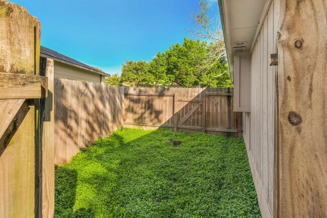 Building Photo - 11931 Rosethorn Dr