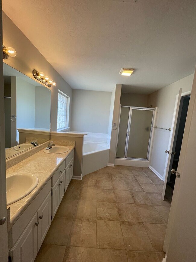 Building Photo - 499 Marble Falls