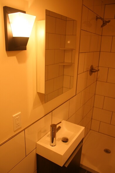 Building Photo - 302 Fir St NE