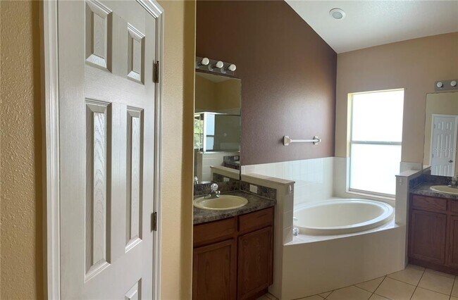 Building Photo - 1754 Altavista Cir
