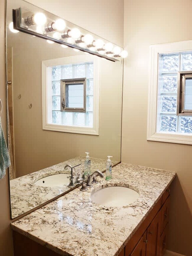 Building Photo - 628 W Schubert Ave