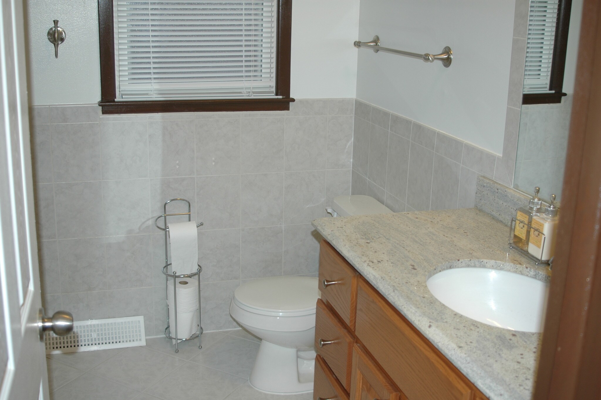 Main bathroom - 826 E Capri Dr