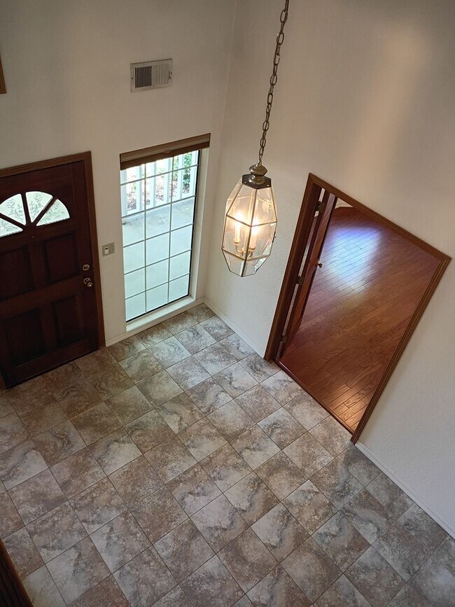 Building Photo - Excellent Fair Oaks Location 3 Bedroom Home!