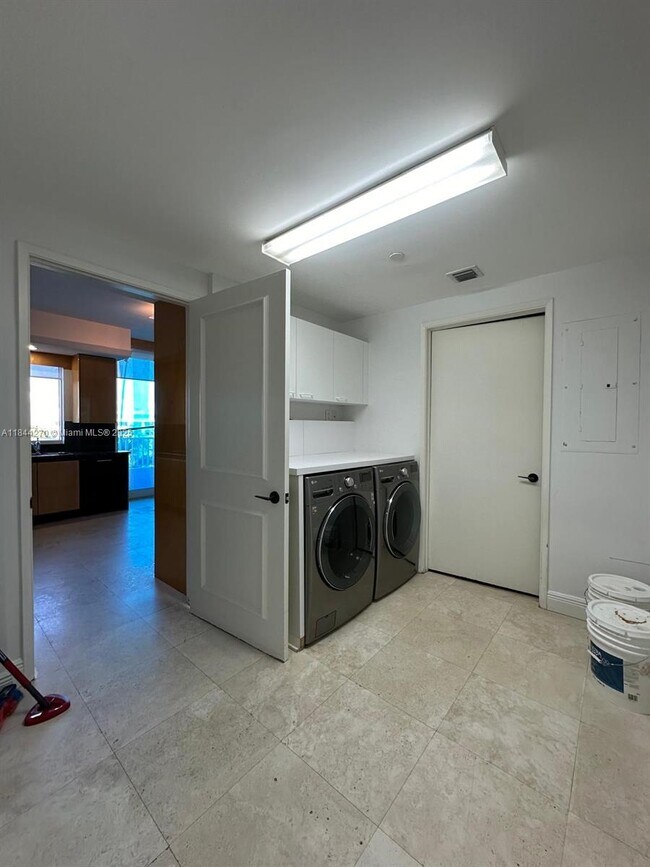 Building Photo - 785 Crandon Blvd