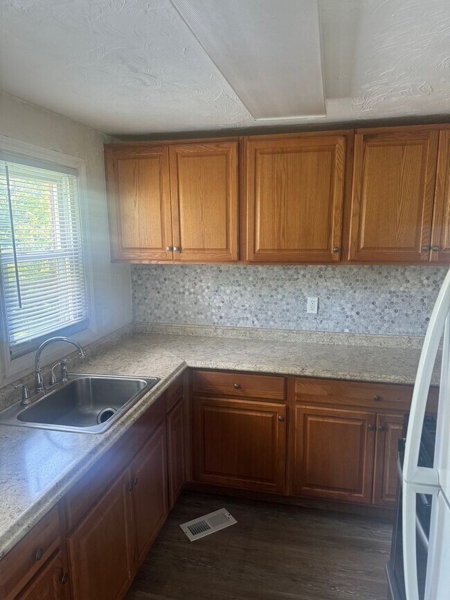 Building Photo - 237 Collins Dr