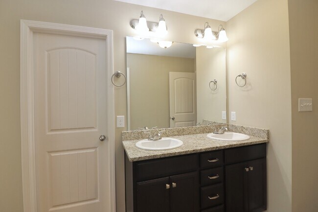 Building Photo - Spacious 4-Bedroom Home with Fireplace in Fayetteville, NC - A Must-See Rental Property!