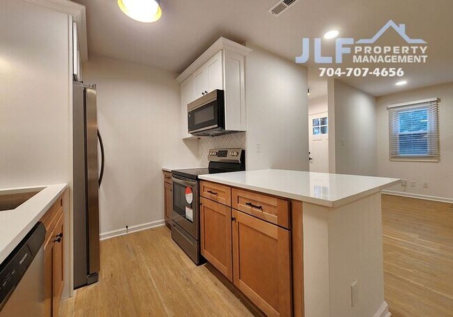 Building Photo - Freshly Updated 2/2 Duplex with Modern Fix...