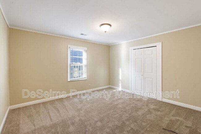 Building Photo - 922 Wedgewood Ave