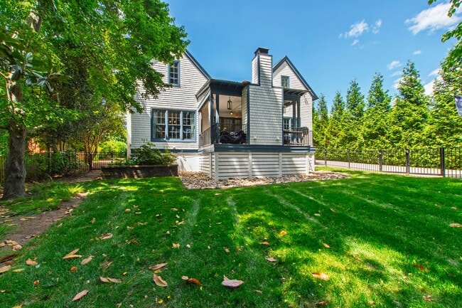 Building Photo - Custom Built 4BD, 4BA Home with Bonus Room...