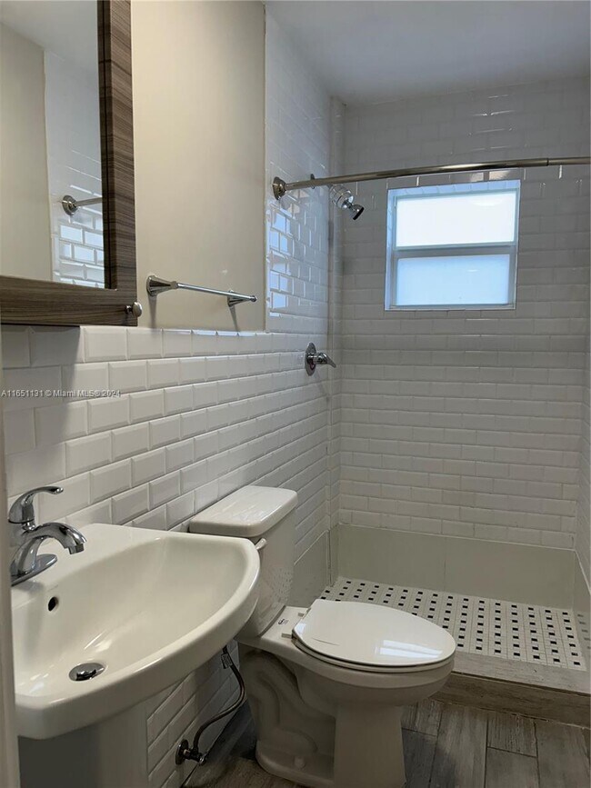 Building Photo - 222 Sidonia Ave