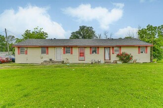 Building Photo - 639 St Charles Dr