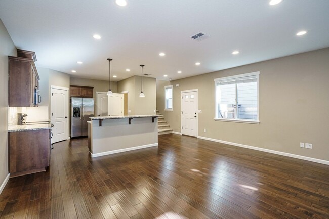Building Photo - Beautiful Single-Level Home | 3 Bed, 2.5 B...