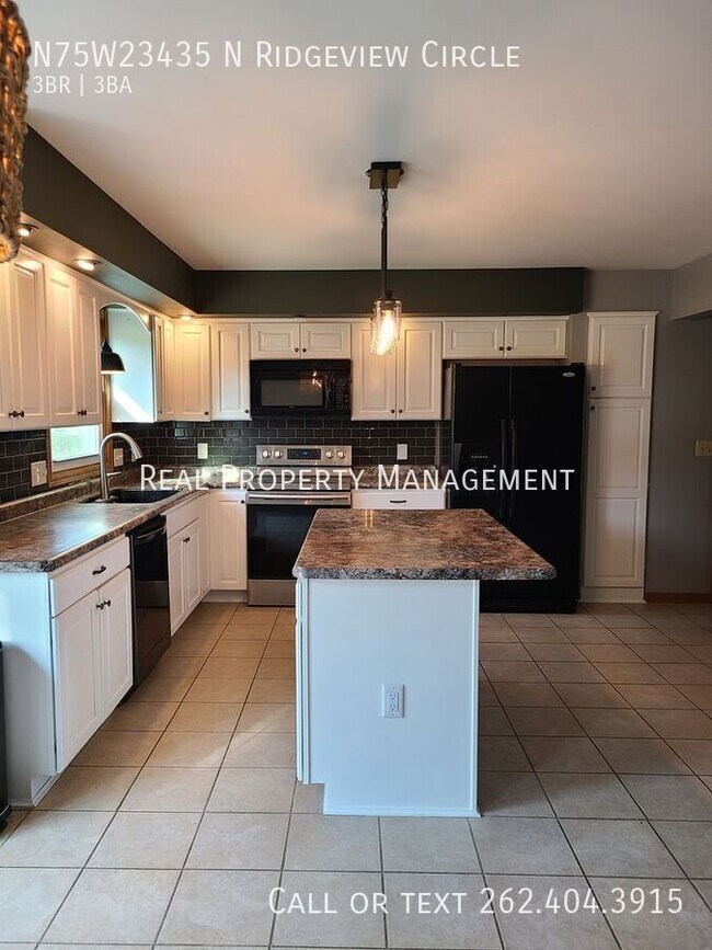 Building Photo - N75W23435 N Ridgeview Cir
