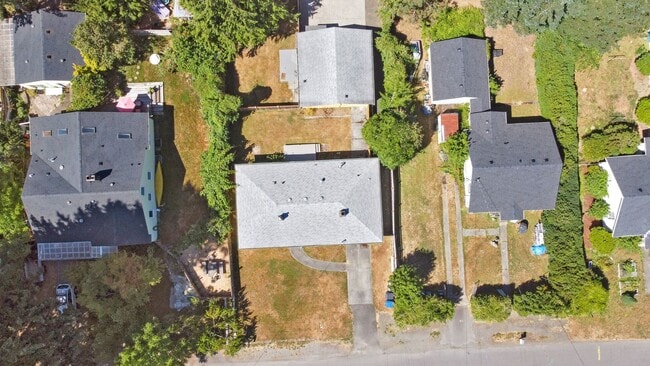 Building Photo - Eastside Charmer with 3 bedrooms 1.75 bath...