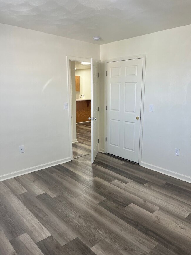 Building Photo - 4 Bedroom 2 Bathroom Top Floor