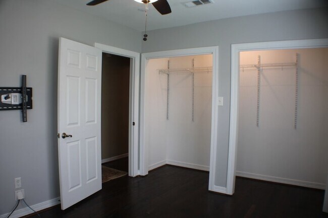 Building Photo - 8234 Bonner Dr