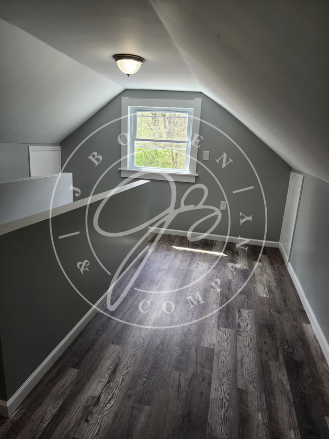 Building Photo - Charming 3-Bedroom brand new inside!  Coun...
