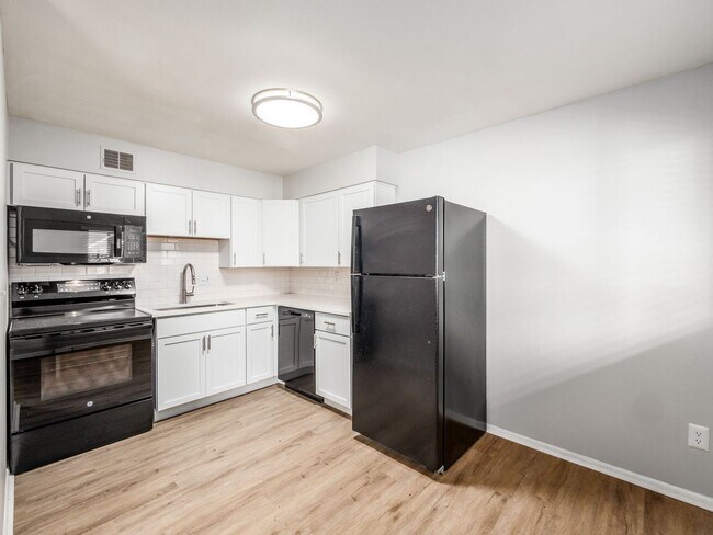 Building Photo - 593 Riverview Dr