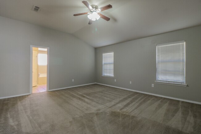 Building Photo - 4Bed/2Bath Available 11/10 !