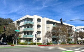 Building Photo - Enjoy the Best of Pasadena from This Beautifully Maintained Condo