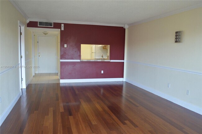 Building Photo - 9320 Fontainebleau Blvd