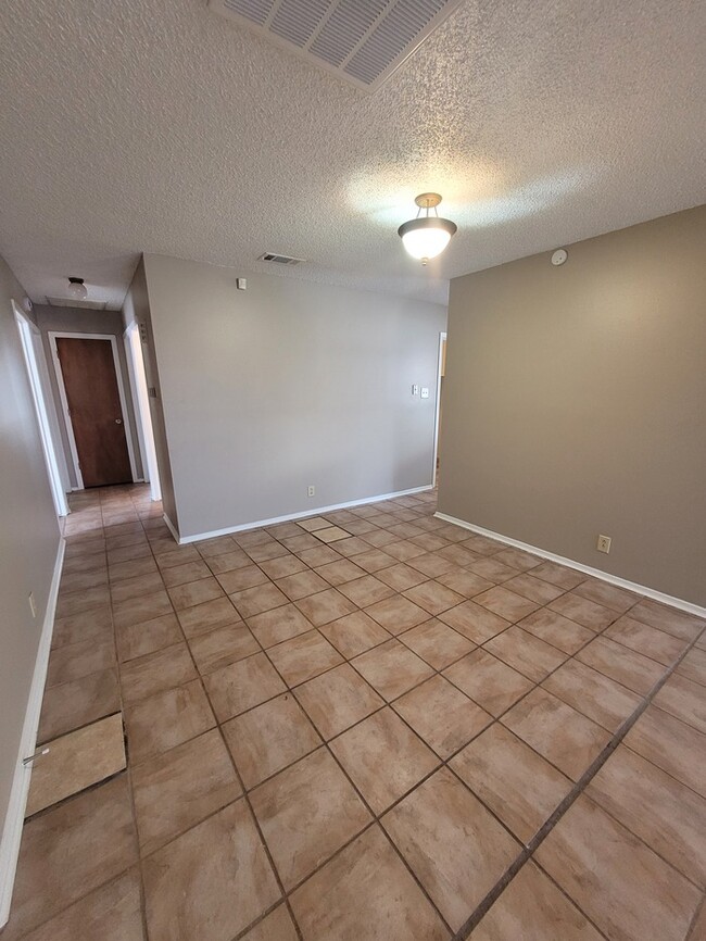 Building Photo - 3 bed 2 bath and 2 car garage!