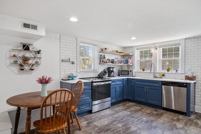 Building Photo - 545 Montgomery St