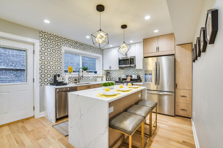 Building Photo - 6242 N Kenmore Ave