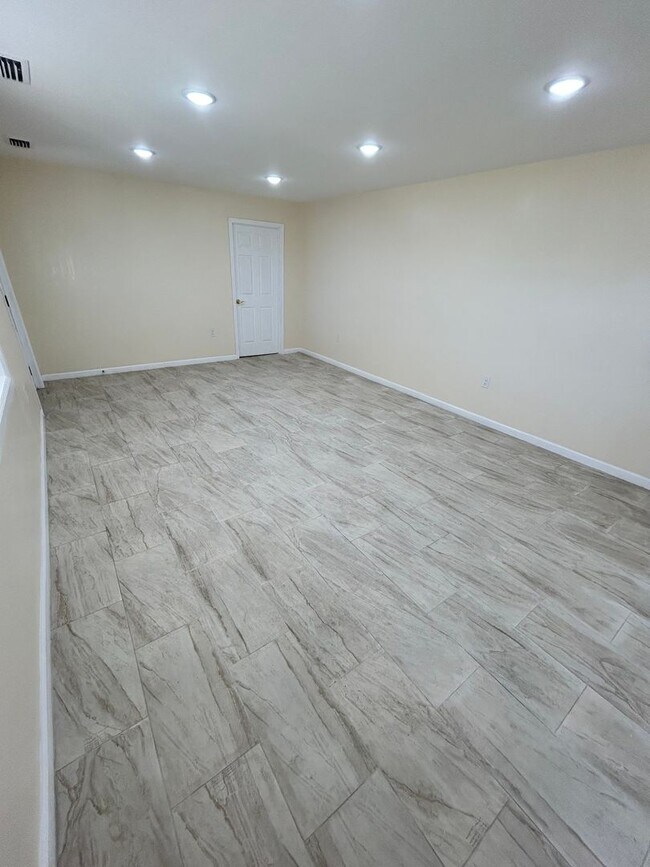 Building Photo - 2433 Wakulla Ave