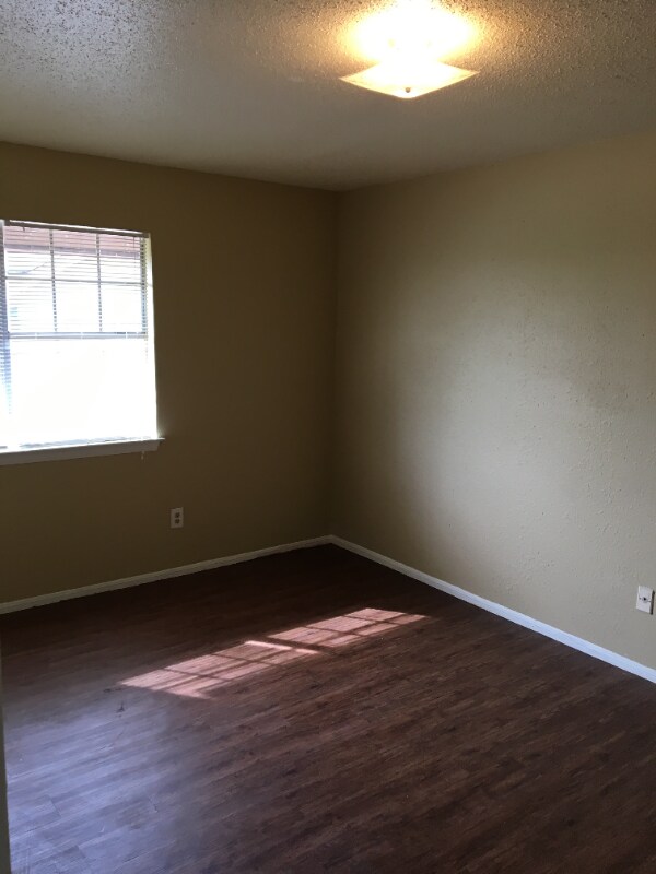 Building Photo - 7528 Oak Chase