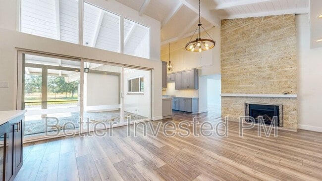 Building Photo - 475 Country Club Dr