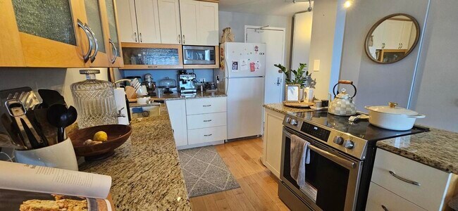 Building Photo - 2020 N Lincoln Park W