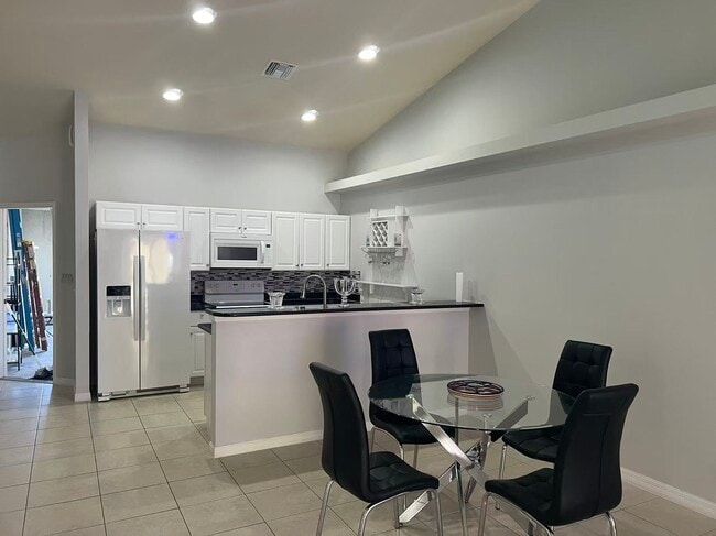 Building Photo - 922 SE 8th St