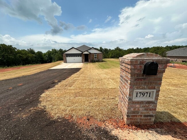 Building Photo - Open Floor Plan 4 Bed 2 Bath Home in Newalla on 1.31 Acre Lot!