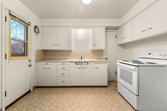 Building Photo - 6610 E Burnside St