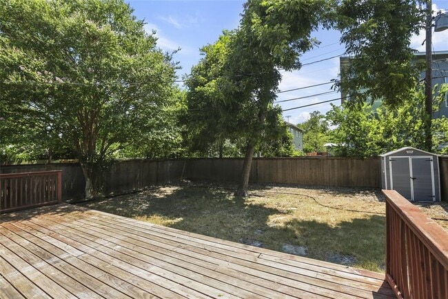 Building Photo - 409 Genard St