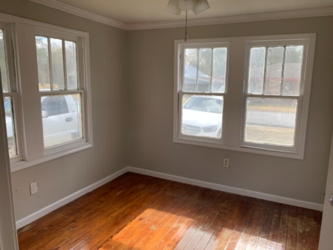 Building Photo - 911 E Ash St