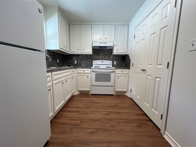 Building Photo - 1231 Sycamore Ave