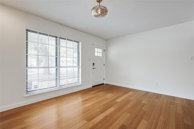 Building Photo - 307 Thistlewood Dr