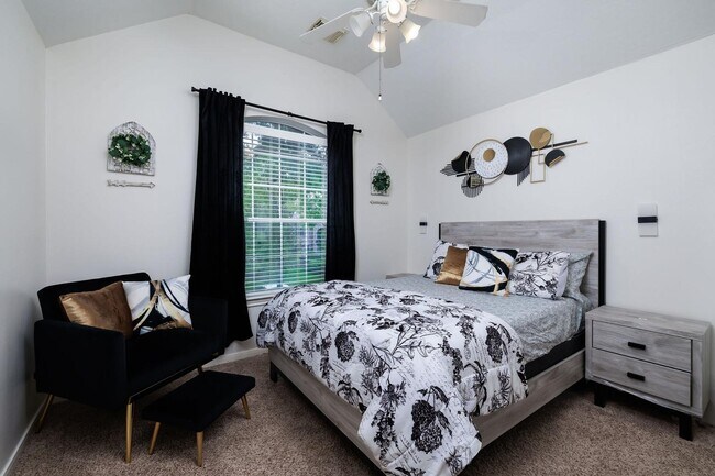 Building Photo - 19 Poplar Pine Ct