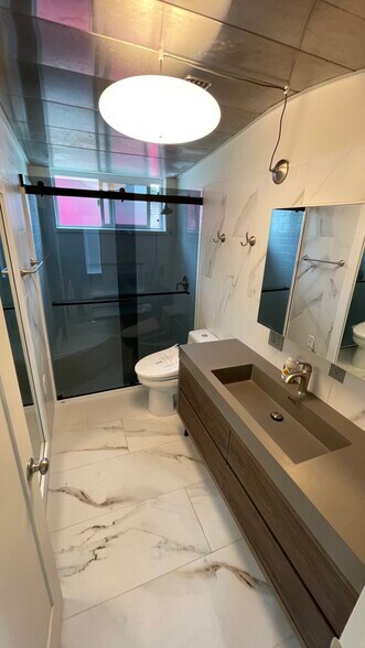New remodeled bathroom - 1320 Mohawk St
