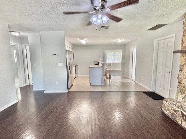Building Photo - 3BR 1BA Annual Unfurnished Rental Availabl...