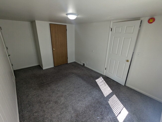 Building Photo - 4020 S Beaumont Ave