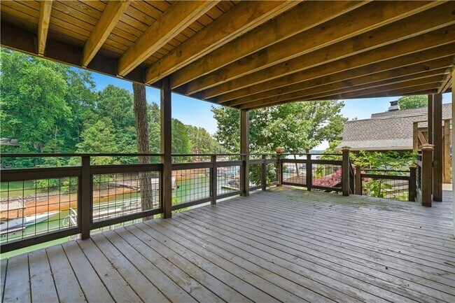 Building Photo - 2115 Kemp Dr