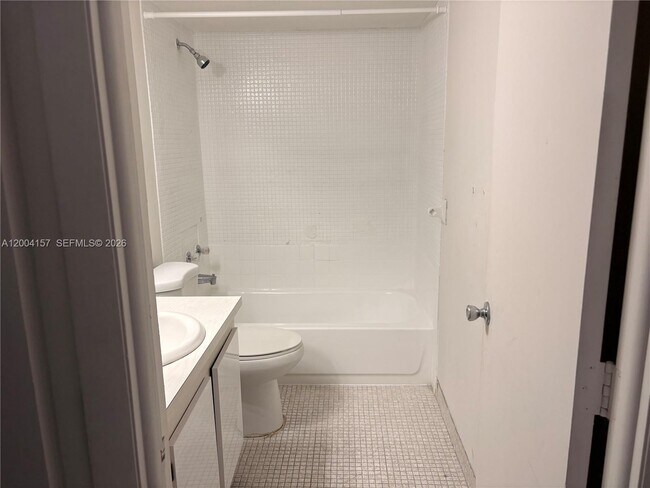 Building Photo - 4168 Inverrary Dr