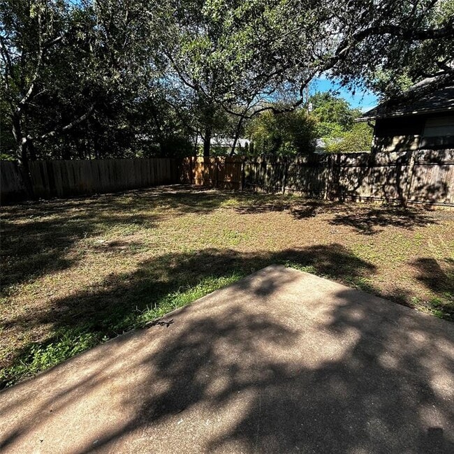 Building Photo - 3901 Knollwood Dr
