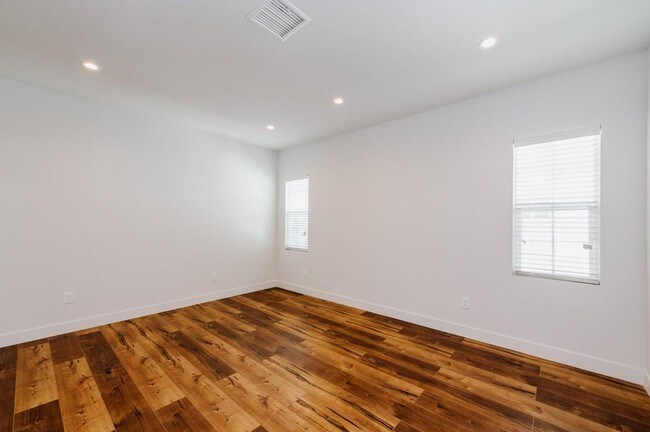 Bedroom 2 facing the back - 5257 S San Vicente Blvd