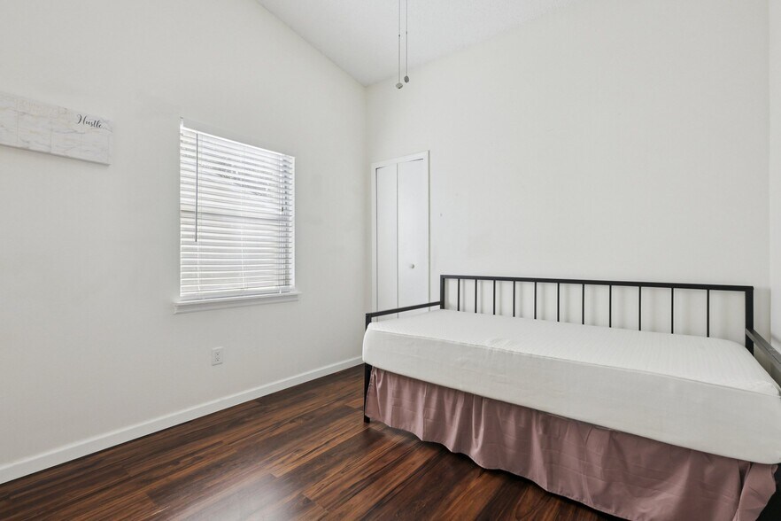 Building Photo - 7618 Colonial Ct