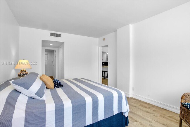 Building Photo - 100 Edgewater Dr